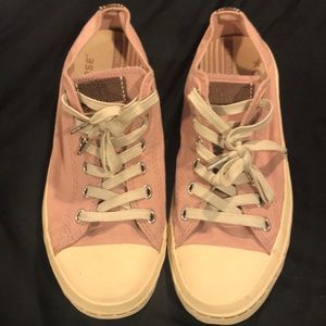 Cute  pair of converse sneakers😍😍